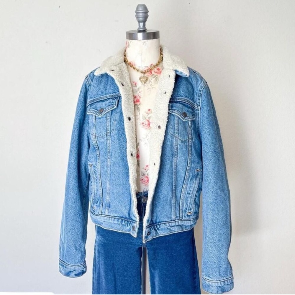 Vintage Levi’s sherpa lined jean jacket! Women XL - SOLD